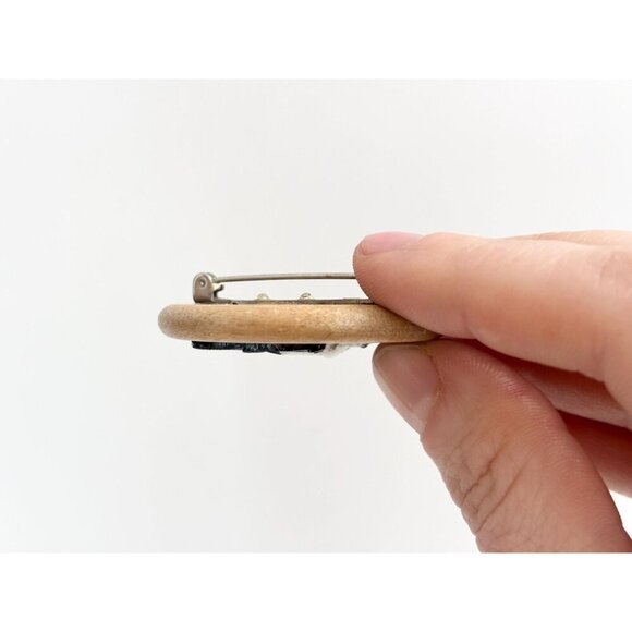 Seagull Figural Hand Painted Circular Shaped Solid Wood Vintage Brooch Pin - Picture 7 of 10